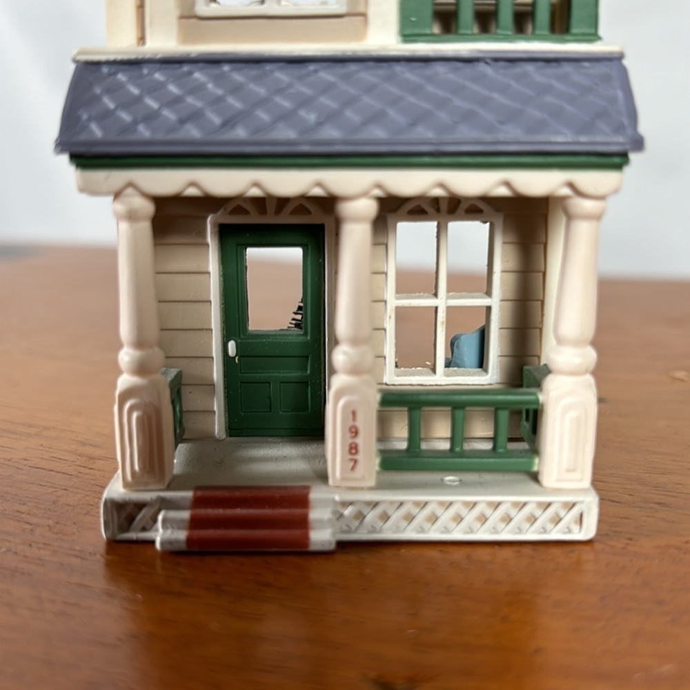 Vintage 1987 Hallmark House on Main Street Ornament - Picture 2 of 5